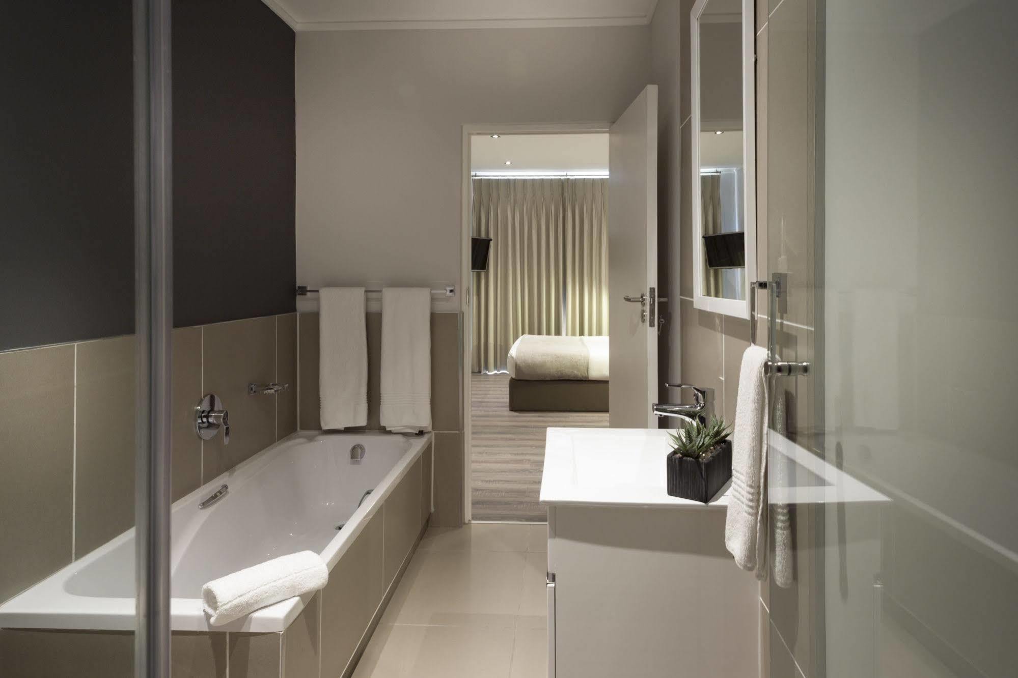 C.A.G - Upper East Side Apartment Sandton Bagian luar foto